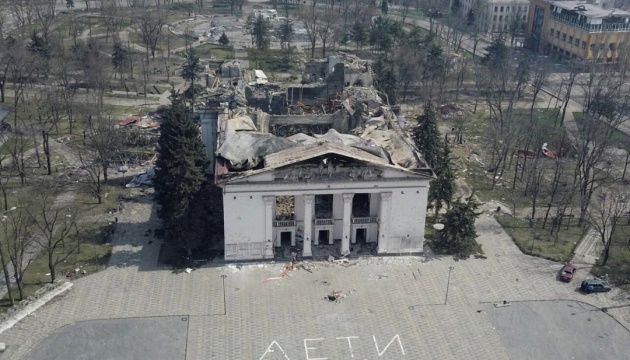 Трупний запах у знищеному драмтеатрі Маріуполя росіяни пояснили складом зіпсованої риби