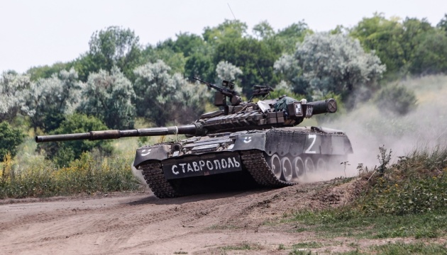 На Дніпропетровщині ворожий танк прицільно обстріляв у полі два комбайни