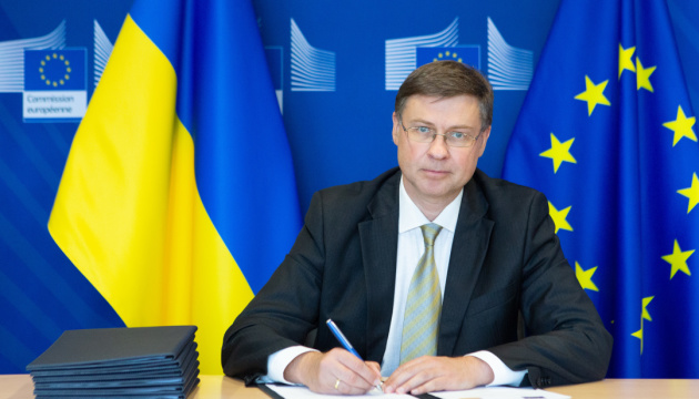 Наступного року ЄС надаватиме допомогу Україні регулярними траншами – Домбровскіс