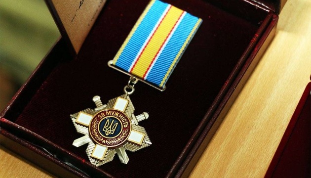 Командувач НГУ вручив родинам загиблих нацгвардійців нагороди