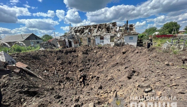 Зруйновані будинки та школи: за добу росіяни обстріляли 15 міст і сіл на Донеччині
