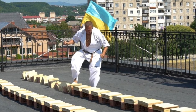 Перебив ногою 198 дощок: каратист із Мукачева встановив світовий рекорд