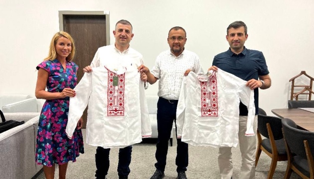 Турецький Bayraktar вишили на сорочках, які подарували розробникам безпілотника