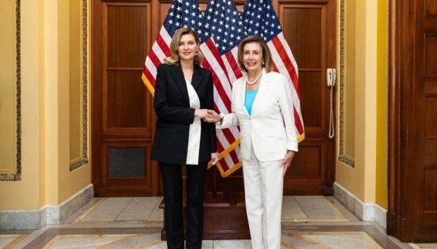 Präsidentengattin in Washington: Selenska spricht mit Nancy Pelosi über russische Kriegsverbrechen