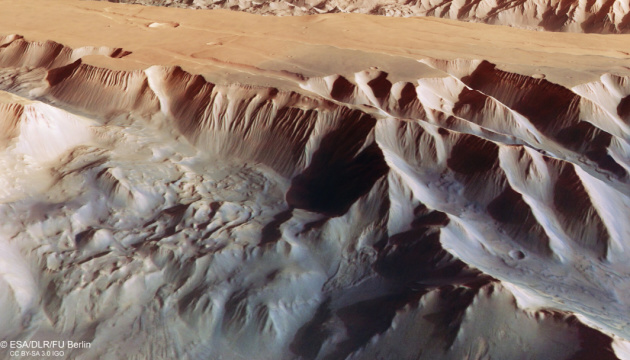 A space probe showed a Martian canyon