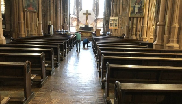Вперше за 84 роки: у костелі святого Миколая концертні стільці замінили лавками