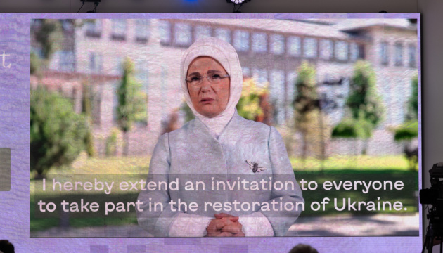 Emine Erdogan: Gemeinsam für Frauen und Kinder, die Opfer des Krieges sind, engagieren