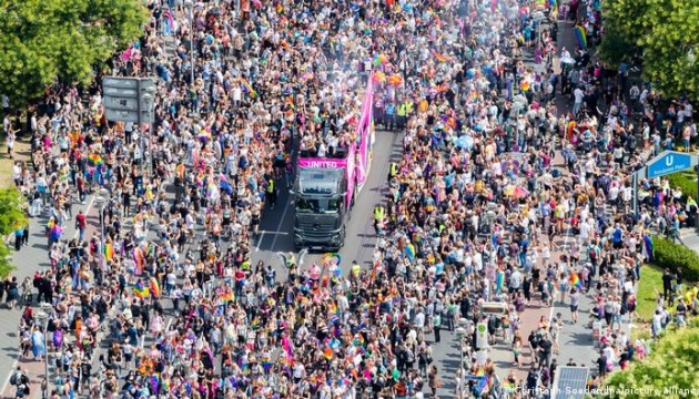 На гей-парад у Берліні зібралися понад 100 тисяч людей