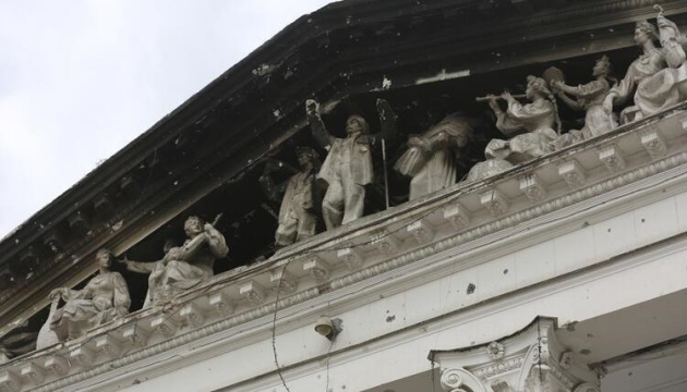 Bombardierung von Dramatheater in Mariupol: Russen wollen ein Fake über Tragödie veröffentlichen