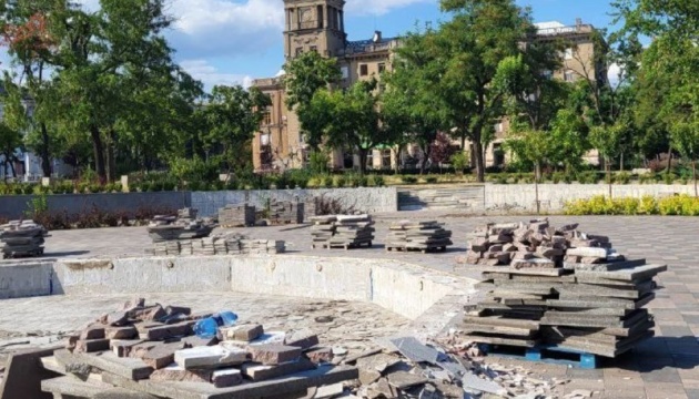 Загарбники розібрали та вивезли фонтан із Театрального скверу Маріуполя