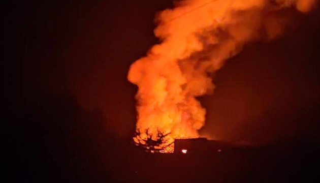 У Дніпрі лунали вибухи, після яких спалахнула пожежа