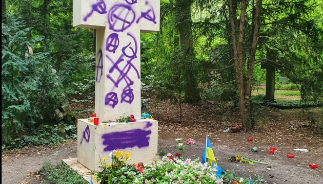 В Німеччині вандали осквернили могилу Степана Бандери