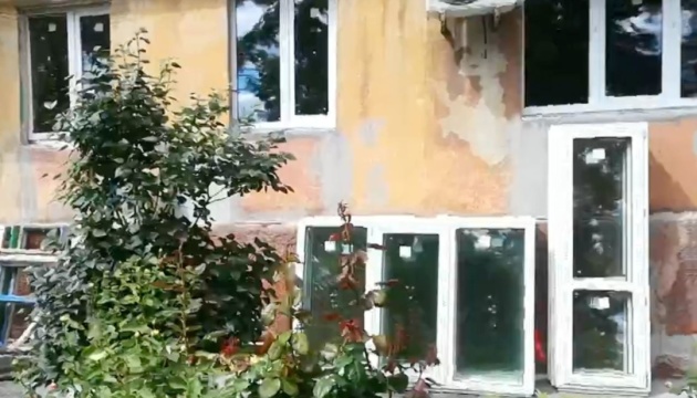 Маріуполь: загарбники у будинку з порушеною опорною конструкцією замінили лише вікна