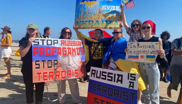 Українці провели у Нью-Йорку акцію проти російської пропаганди