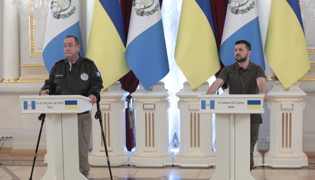 Zelensky meets with Guatemalan president in Kyiv