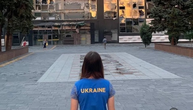 マリウポリで女性が「ウクライナ」と書かれたＴシャツを着て町に出る写真公開