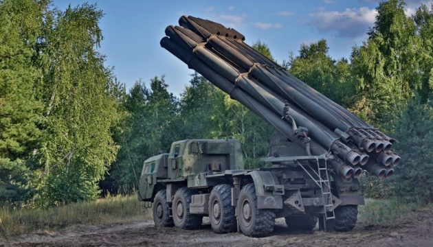 Russen feuern täglich 40.000 bis 60.000 Schuss Munition auf Stellungen ukrainischer Armee - Oberbefehlshaber Saluschnyj
