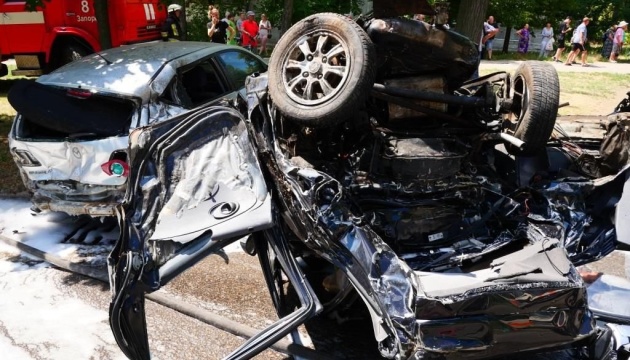 В Запорожье BMW столкнулась с четырьмя машинами, погиб человек