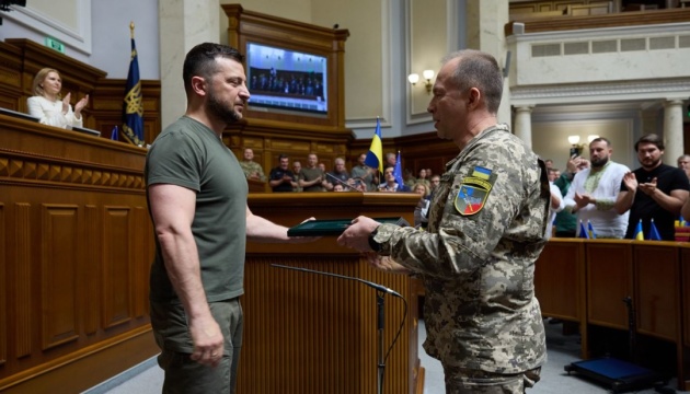 Zelensky presents awards to Ukrainian military in parliament