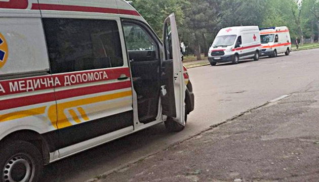 ウクライナ南部ミコライウのバス停に露軍のクラスター弾着弾　死者５名