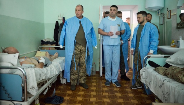 President visits injured Ukrainian defenders at hospital