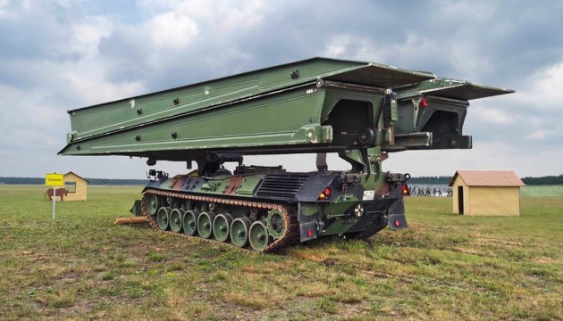 Німеччина передає українській армії 16 танків-мостоукладників