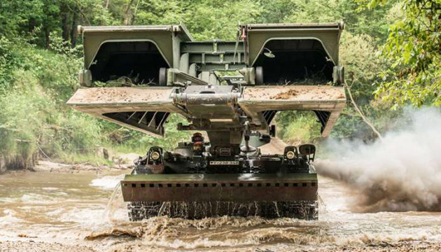 Germany sends 16 armored bridgelayers to Ukrainian army
