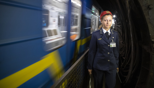 Більш як місяць жила у метро, дбаючи про киян - Кличко показав історію чергової по станції