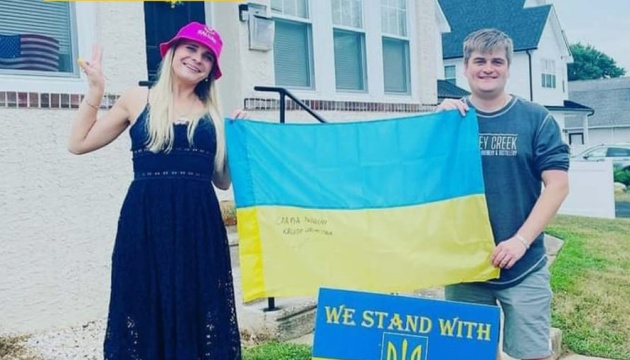 Супруги из Америки приобрели на аукционе украинский флаг с подписью победителей Евровидения