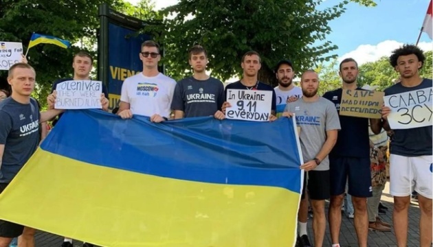 Баскетболісти збірної України взяли участь в мітингу на підтримку «Азову» в Ризі