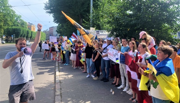 У Ризі відбувся мітинг біля посольства рф на підтримку оборонців Маріуполя