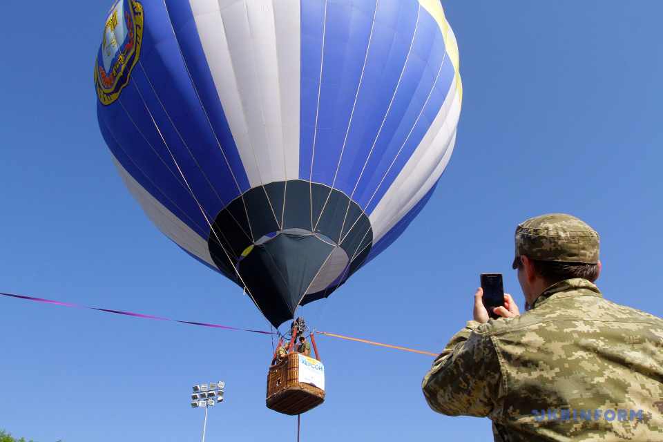 В Днипре в поддержку Херсона запустили воздушный шар / Фото: Николай Мякшиков. Укринформ