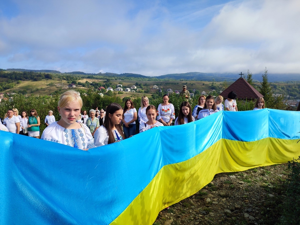 Украинцы устроили. Украинский флаг. День флага Украины. Украинские горные народы. Русские и украинцы.