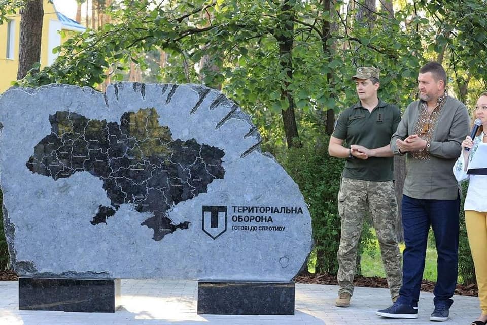 В Ірпені встановили перший в Україні пам'ятний знак силам Тероборони