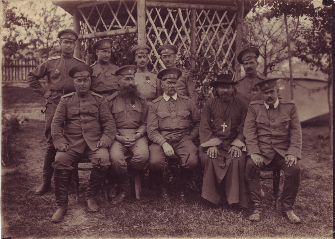 Яків Гандзюк (другий ряд, другий з лівого боку) з групою офіцерів та полковим священником у період служби в 147-му піхотному Самарському полку