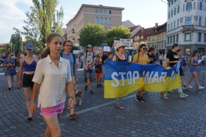 У столиці Словенії сотні людей вийшли на акцію проти воєнних злочинів росії в Україні