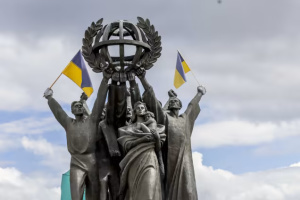 В Хельсинки демонтировали советский памятник «Мир во всем мире»
