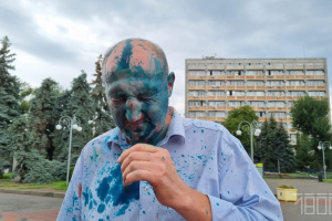 У Черкасах біля СІЗО активісти облили зеленкою депутата, підозрюваного у підтримці рф