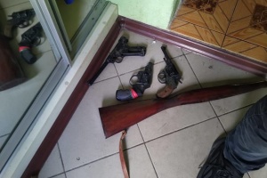 У Харкові затримали трьох чоловіків, які зберігали багато зброї та боєприпасів