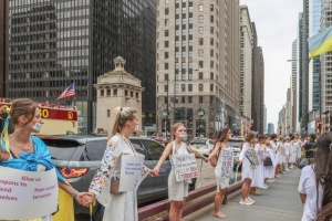 Понад 600 українок з дітьми створили «живий ланцюг» у центрі Чикаго
