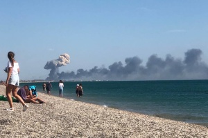 Нові вибухи у Криму: Подоляк каже про сезон, у якому багато «зірок», що падають