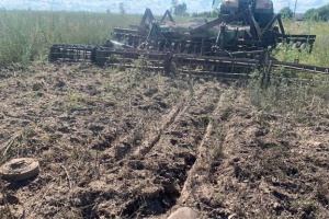 На Харьковщине в поле подорвался тракторист