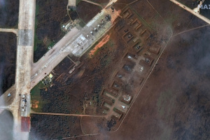 Maxar опубликовала новые спутниковые снимки авиабазы рф в Крыму после взрывов