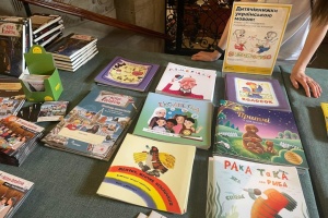 Проєкт «Українські книжкові полички» підтримали вже понад 10 європейських країн