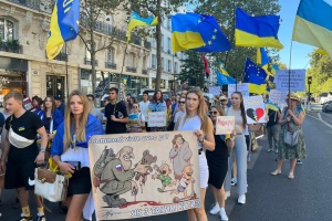 В Париже прошли шествие и митинг в поддержку Украины
