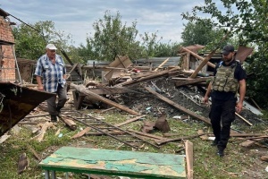 Загарбники обстріляли селище на Харківщині, постраждала жінка