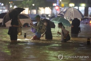 Потужні зливи у Південній Кореї забрали життя вже 14 людей, шестеро зникли безвісти