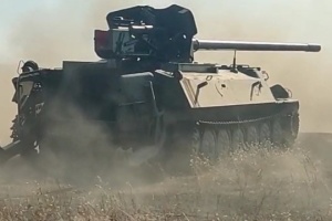 Ukrainische Soldaten bauen Artilleriesystem aus erbeuteten Waffen zusammen - Generalstab