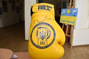 Боксерську рукавицю з автографом Усика виставили на благодійний аукціон