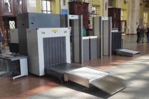 Металошукачі та рентген: на залізничному вокзалі Харкова посилюють безпеку
